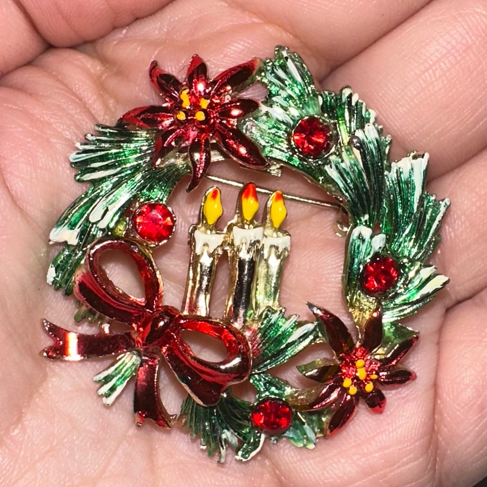 Vintage Enameled Wreath Brooch - Picture 2 of 6